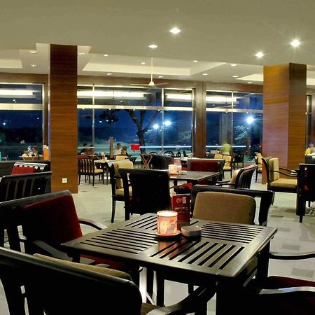Ciputra Golf, Club & Hotel Surabaya Étterem fotó