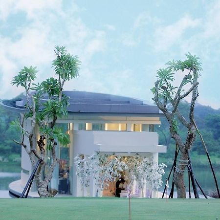 Ciputra Golf, Club & Hotel Surabaya Kültér fotó