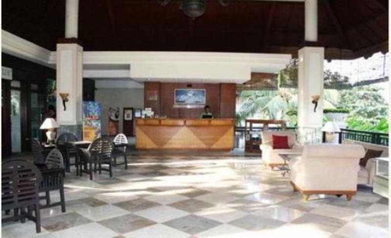 Ciputra Golf, Club & Hotel Surabaya Beltér fotó
