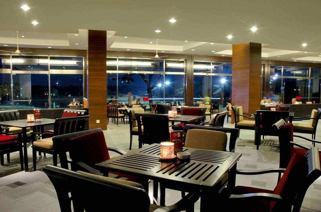 Ciputra Golf, Club & Hotel Surabaya Étterem fotó