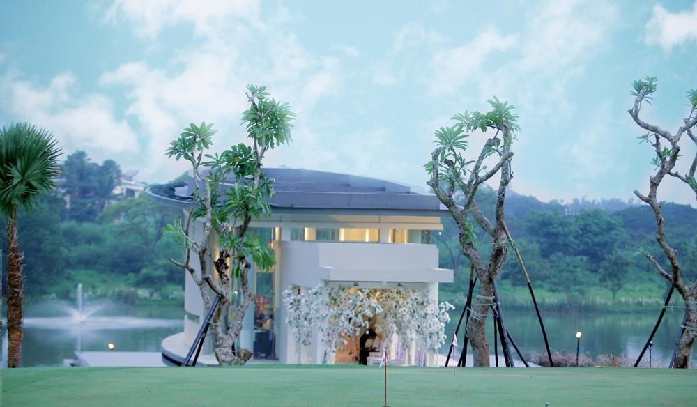 Ciputra Golf, Club & Hotel Surabaya Kültér fotó