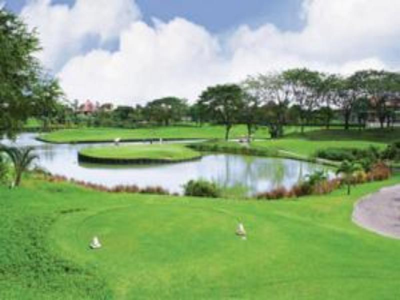 Ciputra Golf, Club & Hotel Surabaya Kültér fotó